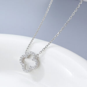 CLOVER NECKLACE WITH ZIRCONIA