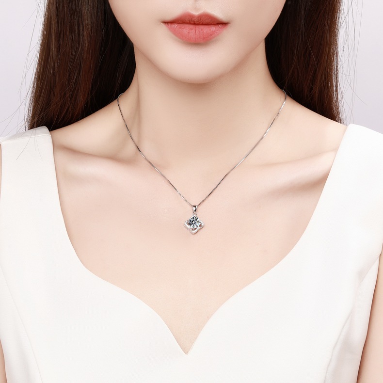 Mossanite-neck-square-2